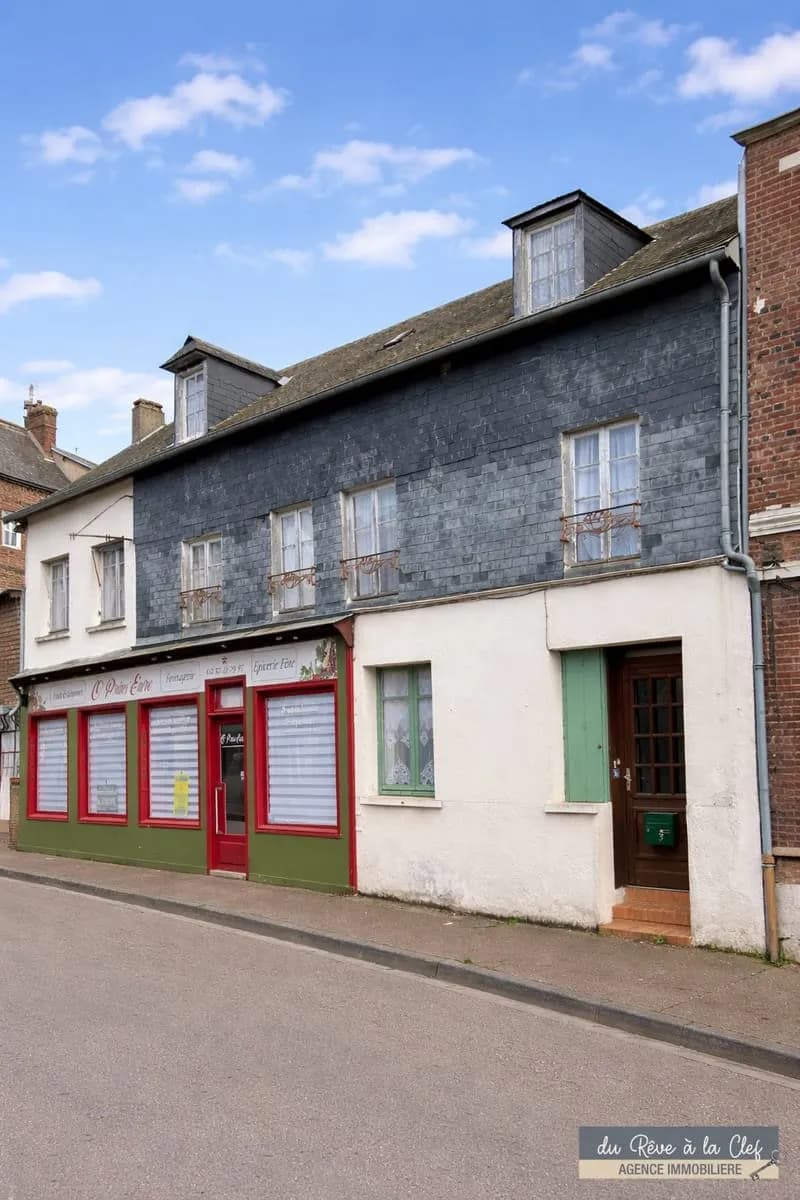 Immeuble mixte habitation et commerce au coeur de Thiberville - Photo 1