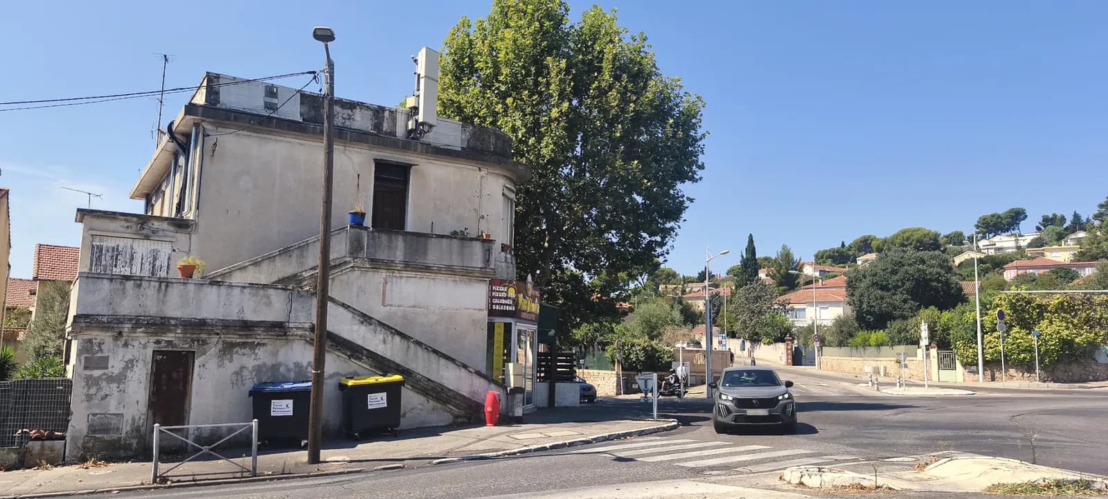 Immeuble mixte Commerces, habitation et potentiel de dével - Photo 1