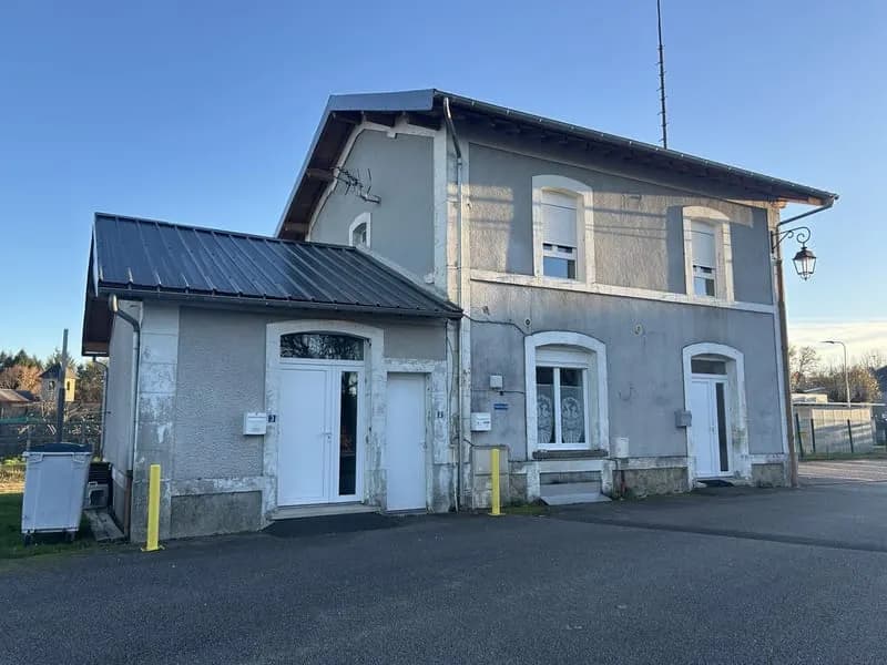 Immeuble à Montaignac-sur-doustre en CORREZE - Photo 1