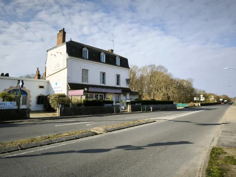 IMMEUBLE DE RAPPORT AU BORD DE LOIRE - Photo 1