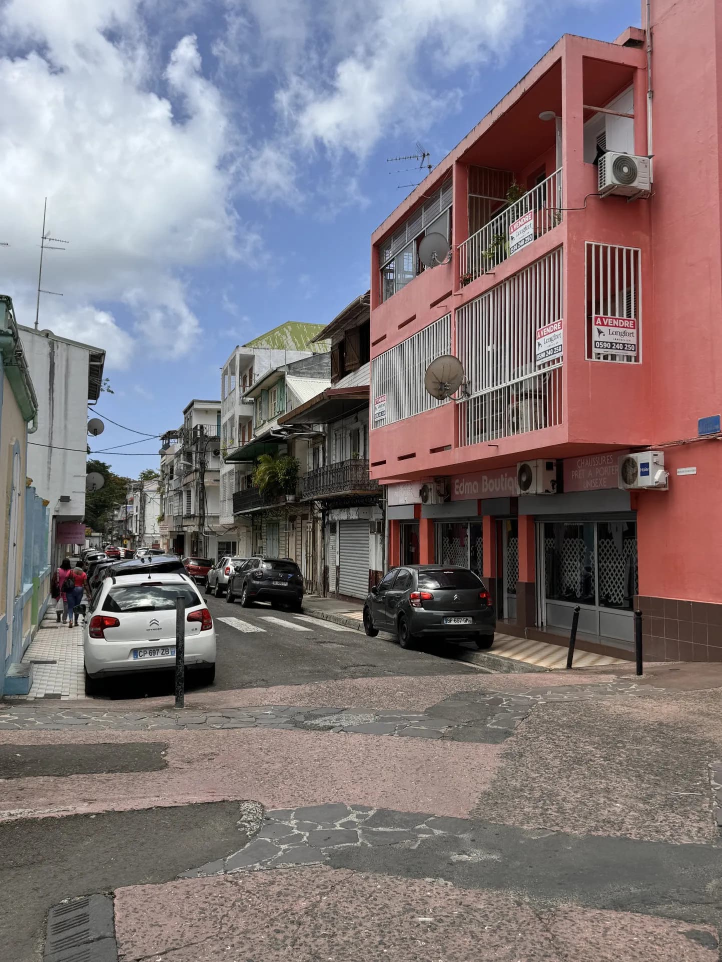 Immeuble sur trois niveaux à Pointe-à-Pitre - Photo 1
