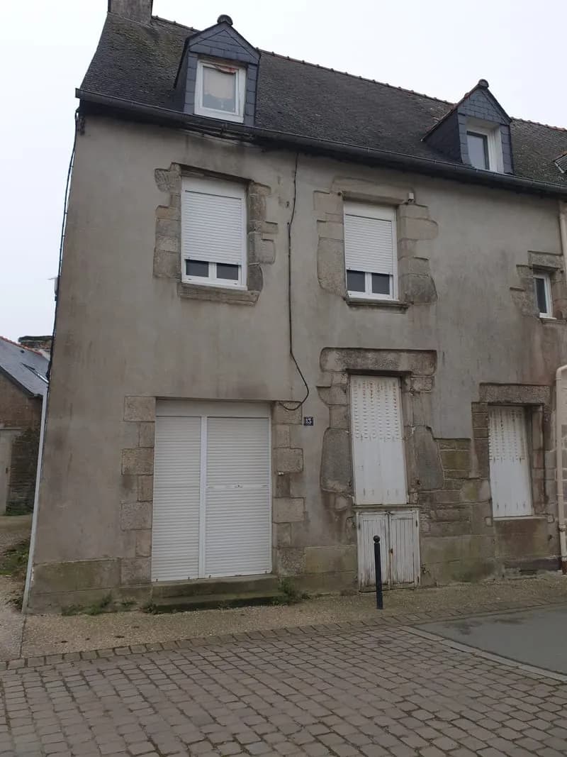 Centre-ville de PLOERMEL : immeuble de rapport avec travaux - Photo 1