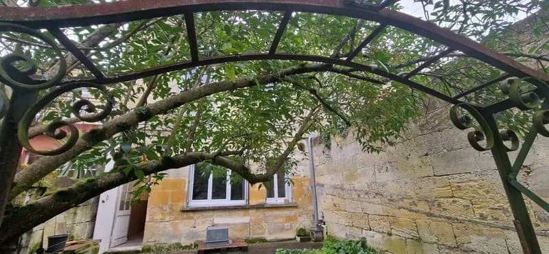 Bel immeuble en pierre avec 5 appartements , jardin et caves - Photo 1