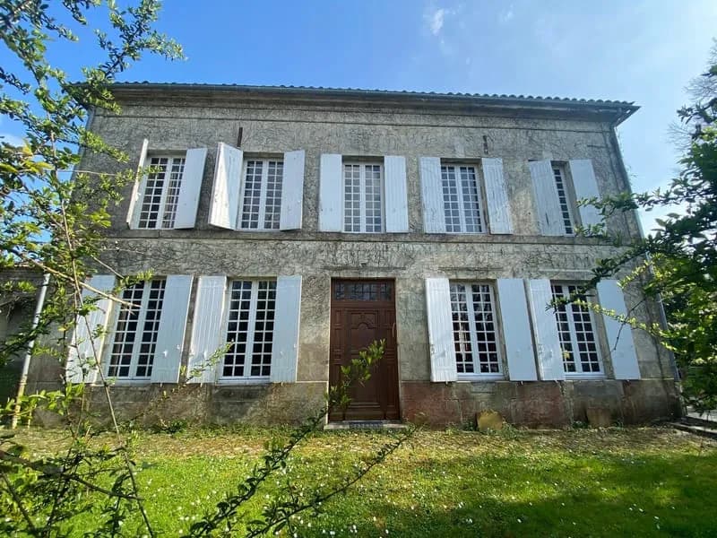 JONZAC : Ensemble immobilier avec 2 maisons, dépendances et - Photo 1