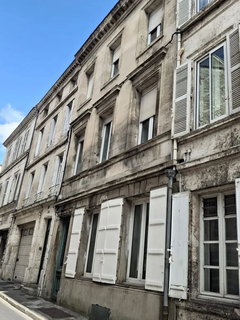 ANGOULEME PLATEAU Très bel emplacement pour cet immeuble de - Photo 1