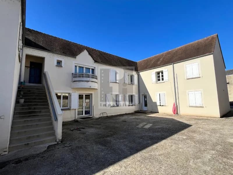 Immeuble composé de bureaux et de 2 logements (2 et 3 pièces - Photo 1