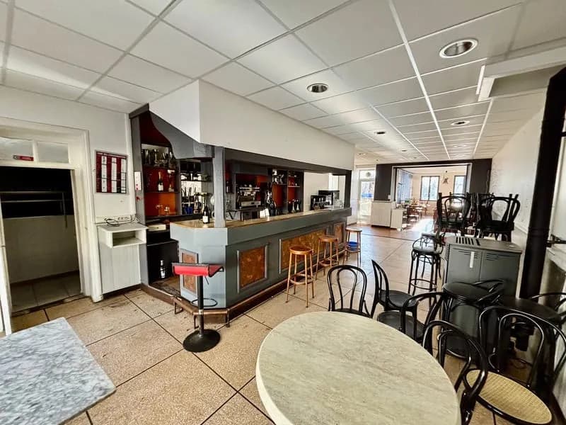 TAULIGNAN, ENSEMBLE IMMOBILIER AVEC LOCAL BAR/RESTAURANT (li - Photo 1