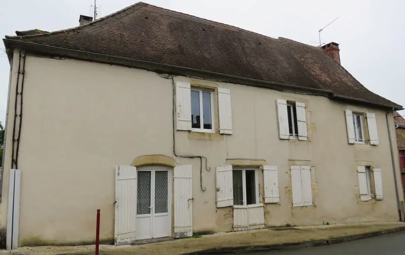 Immeuble de rapport :Maison en pierres (env 285m2), divisée - Photo 1