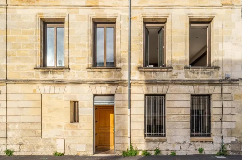 Bordeaux Gare Saint-Jean - Immeuble à usage d'habitation et commercial, terrasse et garage double - Photo 1