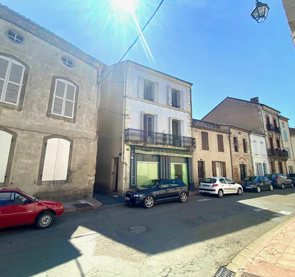 Villeneuve centre, immeuble sur 3 niveaux pour investisseur, comprenant un local commercial avec une cour intérieure pouvant être transformé en habitation et 2 appartements de type T3 . Chauffage individuel au gaz de ville Travaux à prévoir - Photo 1