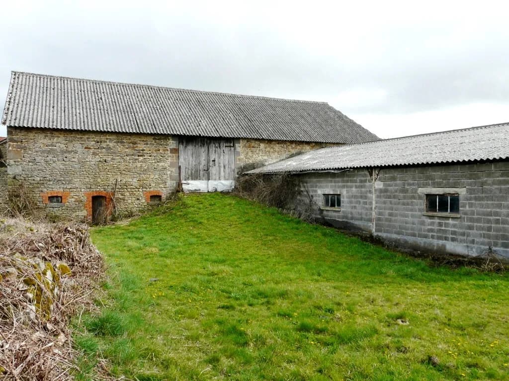 PLUS DE 500 M² DE STOCKAGE (ou autre) : stabulation construite en prolongement d'une ancienne grange sur étable - Photo 1