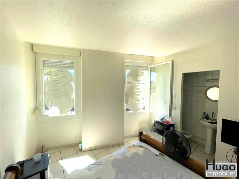 BORDEAUX BASTIDE- PLACE STALINGRAD- IMMEUBLE 2 LOTS COMMERCIAUX DE 390M² -REVENU LOCATIF ANNUEL: 73.000€ ! - Photo 1