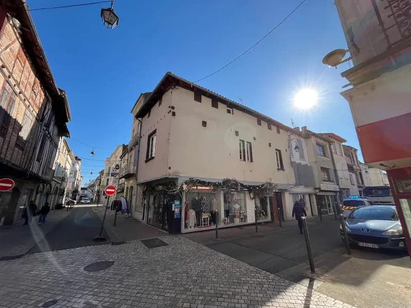 Villeneuve sur Lot, situé sur la place de l'Eglise Sainte Catherine, IMMEUBLE DE RAPPORT de 91 m2 habitables comprenant 1 lot commercial et un lot d'habitation. Rentabilité très bonne de 10,8 % avec 11 880 € de loyers bruts annuels. * Le local commercial - Photo 1