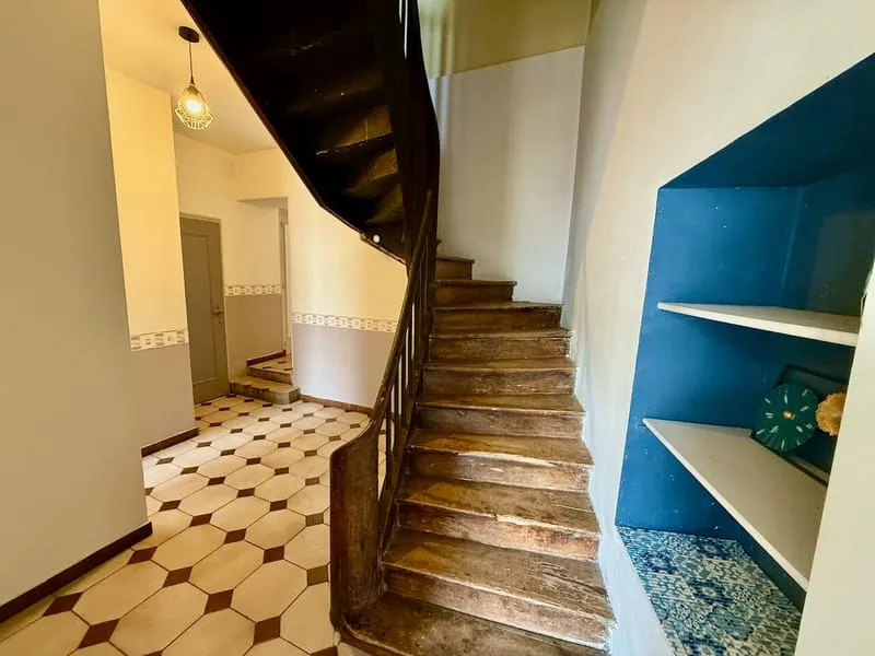 Immeuble de rapport. Vous cherchez un investissement locatif intéressant ? Cet immeuble est pour vous. Il est composé de 3 lots dont 2 loués. Le local en rez-de-chaussée est loué 300€ il mesure plus de 200m2, m'appartement en duplex est loué 450€ depuis - Photo 1
