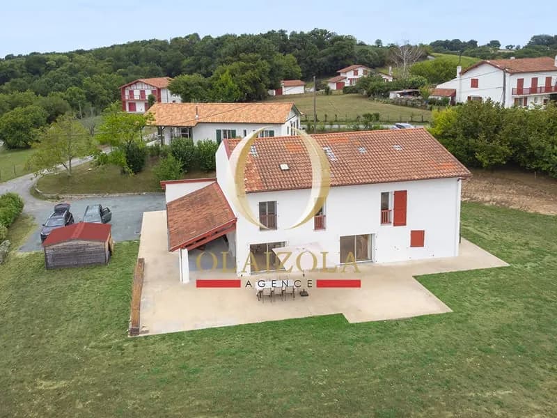SAINT-PÉE-SUR-NIVELLE - Immeuble de rapport avec vue panoramique et fort potentiel d'évolution. - Photo 1