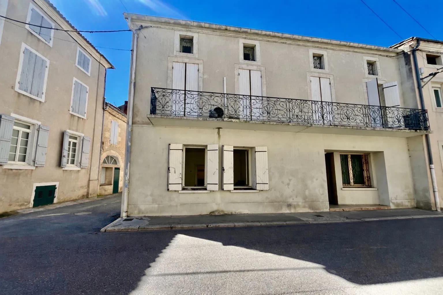 Secteur Sainte-Livrade-sur-Lot (47110), venez découvrir cet immeuble à fort potentiel (ancien cabinet dentaire), situé en plein coeur du centre-ville et proche de toutes les commodités. D'une surface habitable de 285,76 m² répartie sur 12 pièces : Au rez- - Photo 1