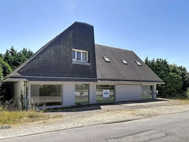MUZILLAC - Immeuble de rapport à réhabiliter avec locaux commerciaux, appartement et sous-sol - Photo 1