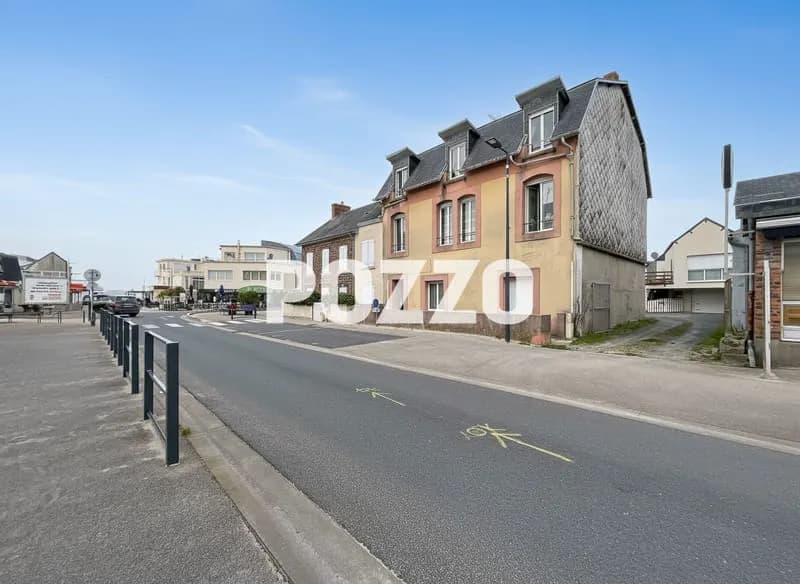 A vendre : Immeuble de 3 appartements loués à Saint-Martin-de-Bréhal (50290), 50m de la place - Photo 1