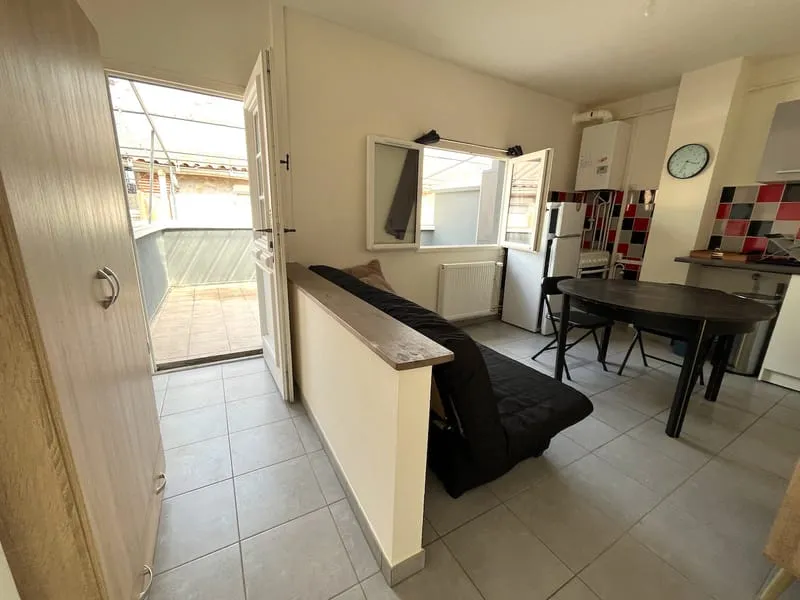 Idéalement situé à Villeneuve-sur-Lot, cet immeuble de rapport propose 6 appartements répartis sur rez-de-chaussée et étages, pour une surface totale d'environ 206 m². Composition du bien : 5 appartements de type T2 (28 à 49 m²) 1 studio (17 m²) Sur le - Photo 1