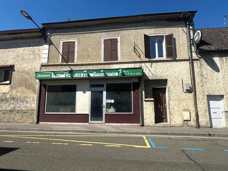 Immeuble avec local commercial et appartement dans secteur dynamique - Photo 1