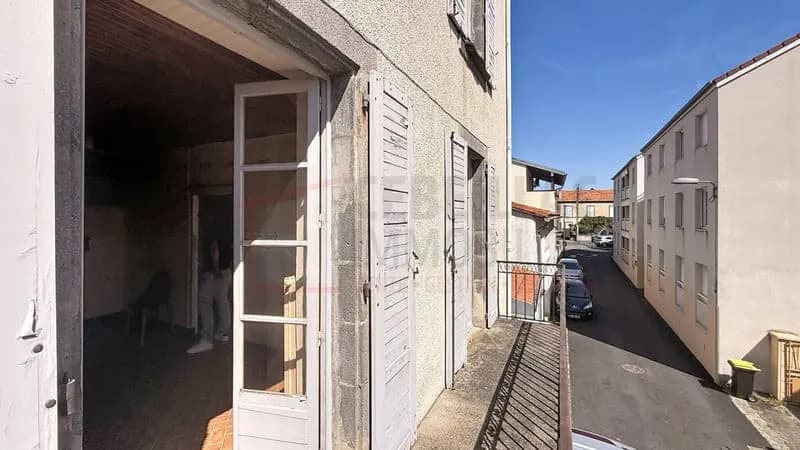 AUBIÈRE CENTRE ? IMMEUBLE À RÉNOVER AVEC GRANGE ET FORT POTENTIEL DE DIVISION - Photo 1