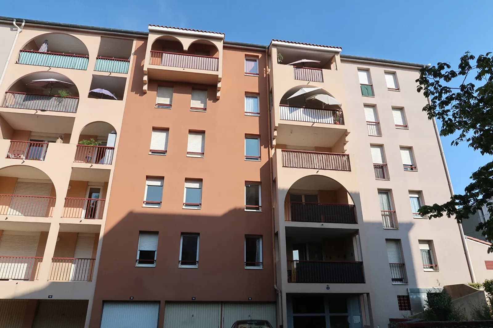 TOULOUSE HAUT-ROSERAIE - Ensemble immobilier de 209.35 m2 composé de 3 appartements loués avec cave et parking + 6 parkings - Photo 1