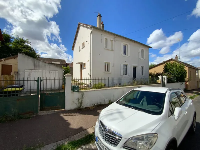 LE CREUSOT proche commodités. Immeuble comprenant deux appartements avec garage et dépendances - Photo 1