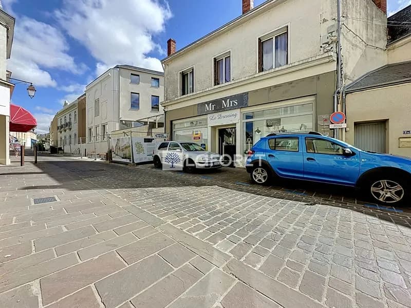 Immeuble de rapport avec local commercial libre et appartement T3 loué avec garage - THOUARS - Photo 1