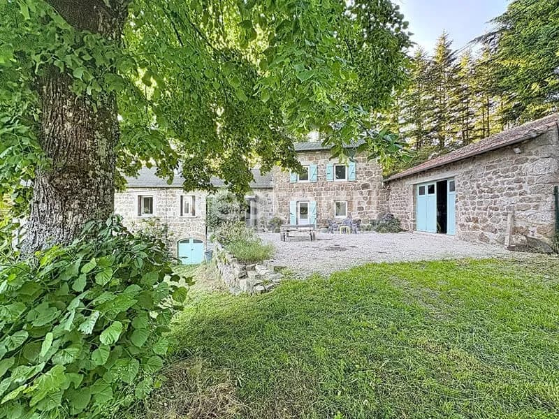 Ensemble immobilier composé de 3 logements, de nombreuses dépendances sur plus de 1 hectares de terrain. - Photo 1