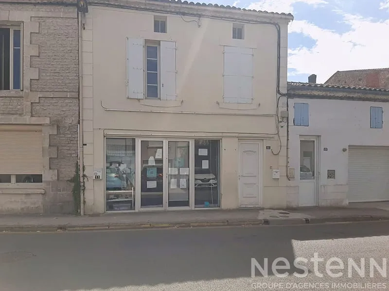 Immeuble à vendre à Saujon - Investissement idéal avec un commerce déjà sous bail au rez-de -chaussée et appartement 47m² à l'étage - Photo 1
