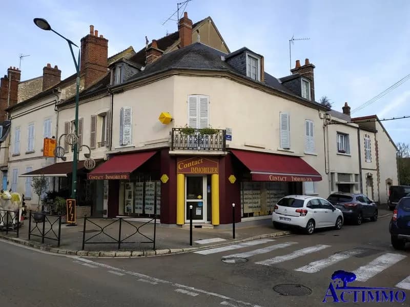 Immeuble au centre de Joigny - Avenue commerçante - Photo 1