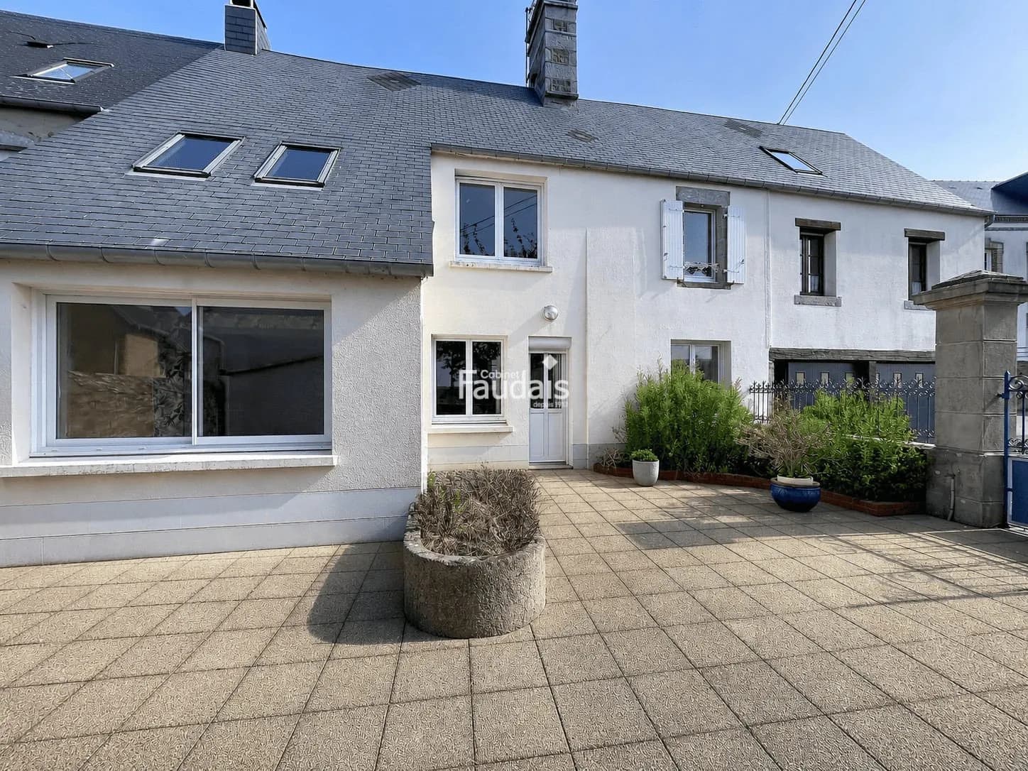 Ensemble immobilier au coeur de Saint-Denis-le-Vêtu - Photo 1