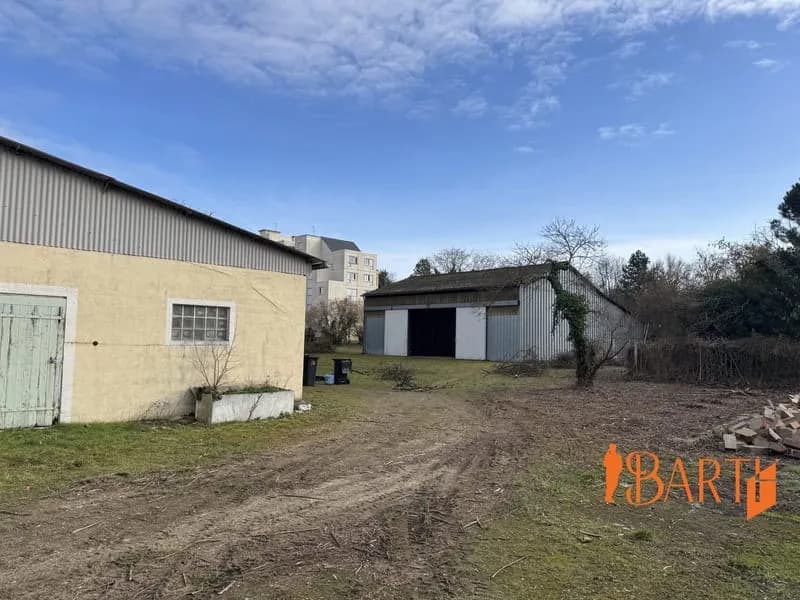 ENSEMBLE IMMOBILIER AVEC TERRAIN DE 4800M² ENVIRON - Photo 1