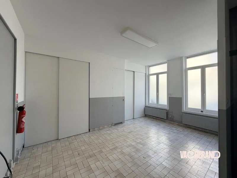 Immeuble de bureaux avec ascenseur - Photo 1