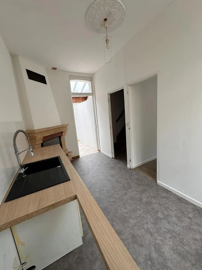 IMMEUBLE DE RAPPORT A FINIR DE RENOVER - Photo 1