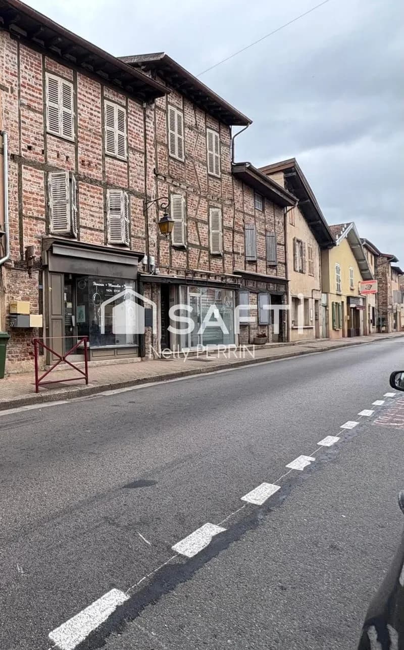 IMMEUBLE AVEC 2 LOCAUX COMMERCIAUX, 1 APPARTEMENT A RAFRAICHIR ET COMBLES AMENAGEABLES - Photo 1