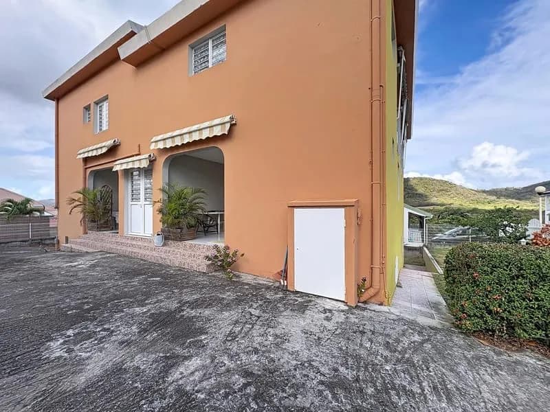 SAINTE-ANNE : Immeuble de rapport idéalement situé avec Fort potentiel locatif - Photo 1