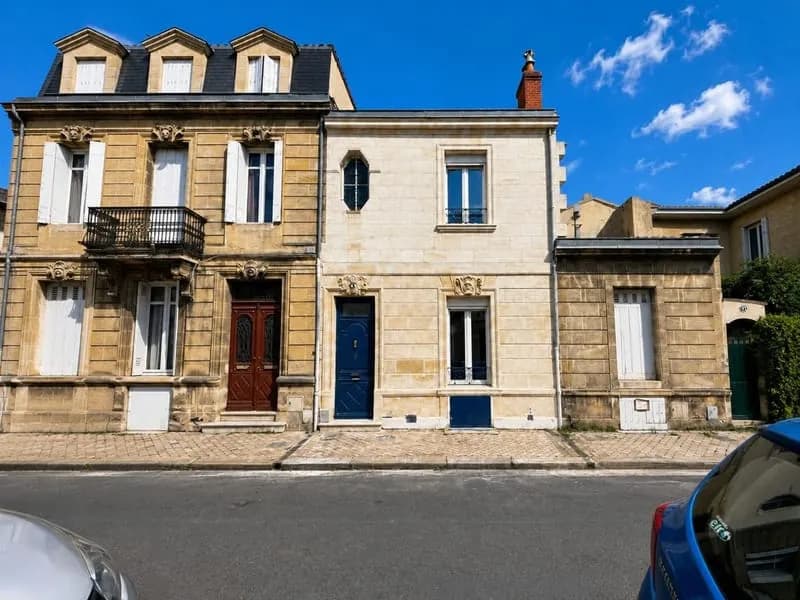 Bel immeuble en pierre à fort potentiel à Saint-Genès - Photo 1