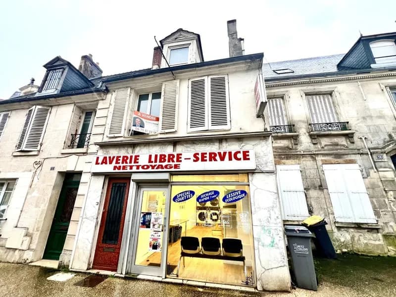 Immeuble en centre ville comprenant un appartement et un local commercial !! - Photo 1