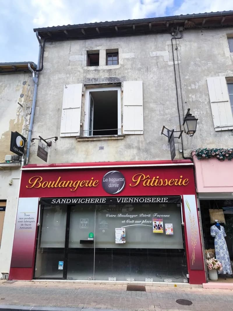 Opportunité investisseur ou commerçant — Immeuble mixte en plein centre-ville de Saint-Jean-d'Angély - Photo 1