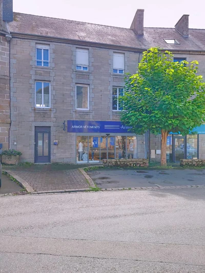 Un immeuble avec local commercial et appartement dans le centre de Callac (22160) - Photo 1