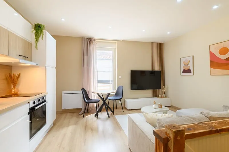 Immeuble de rapport ou maison à La Roche Sur Yon - Photo 1