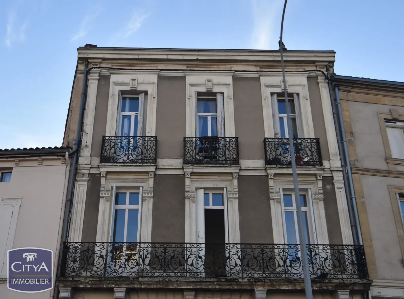 Immeuble 200 m² - Photo 1