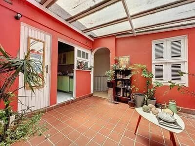 Bel immeuble - 2 locaux commerciaux - un appartement en triplex - Photo 1