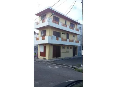 En exclusivité ! Immeuble situé à proximité du port de Point - Photo 1