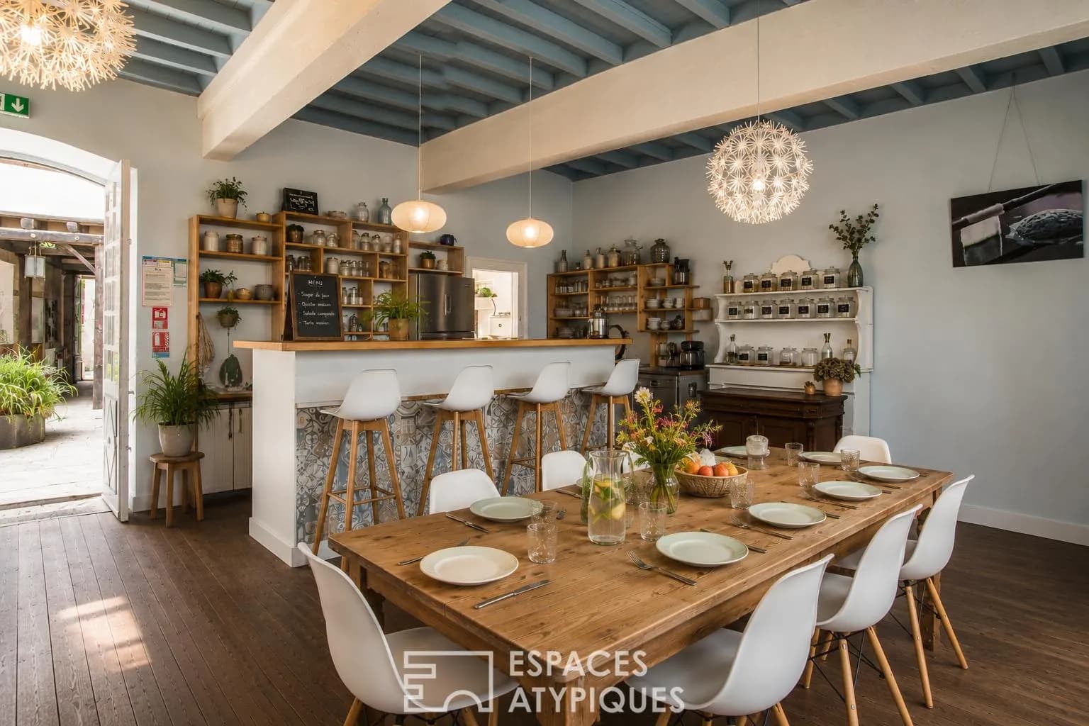 Ensemble immobilier au coeur d'un village médiéval - Photo 1