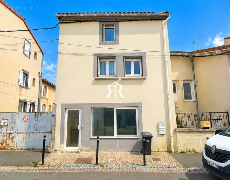 Immeuble avec local professionnel et appartement En hyper centre de Gerzat - Photo 1