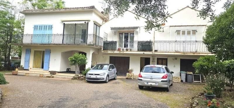 Ensemble immobilier T11 de 279 m2 avec garage, caves et hangar sur 816 m2 de terrain - Photo 1