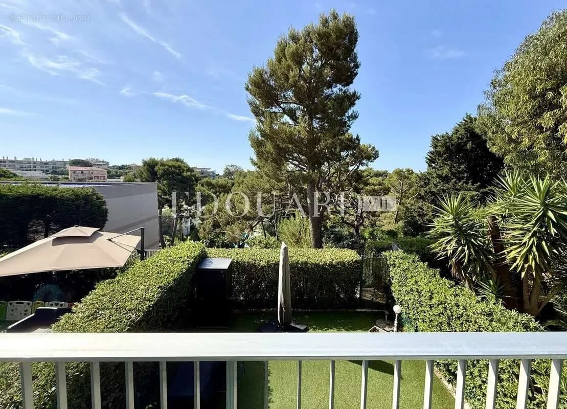 Dans prestigieux immeuble sur le Plateau du Cap, à vendre élégant deux pièces avec terrasse et cave - Photo 1