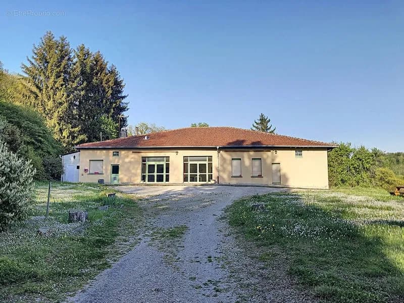 Ensemble immobilier composé de plusieurs batiments et piscine - Photo 1